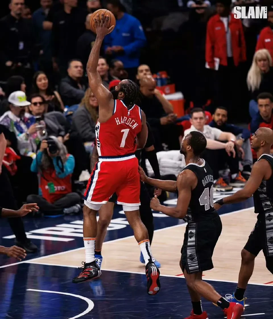 今夜欧冠焦点战,洛杉矶快船外线爆发,震撼外界,资深球员宣示担当的简单介绍 今夜欧冠焦点战,洛杉矶快船外线爆发,震撼外界,资深球员宣示担当的简单介绍