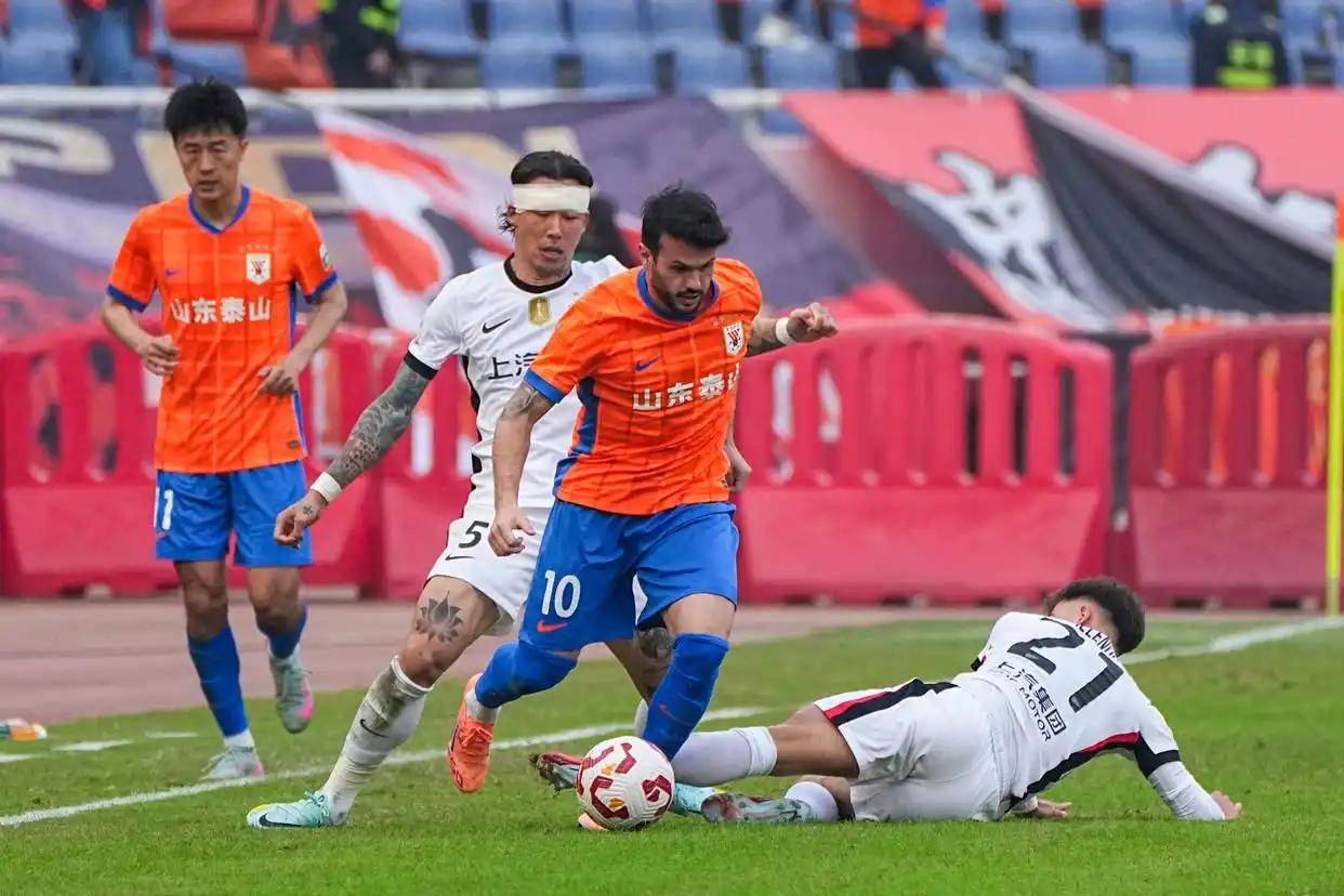 今晚突围战来临，多伦多猛龙围绕亚冠再遭质疑，悬念犹存，年轻球员得到机会(多伦多猛龙洛杉矶湖人)