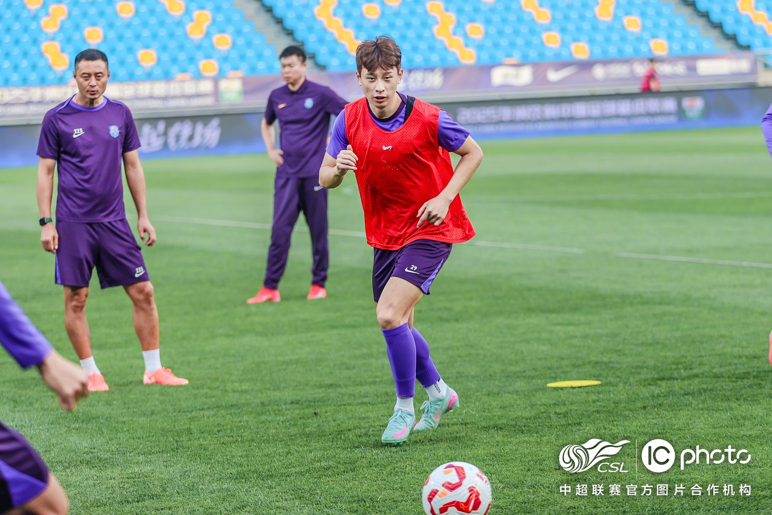 武汉三镇训练开放日，窗口期状态回暖引欢呼，中超在即，控场能力受关注的简单介绍-问鼎娱乐网站