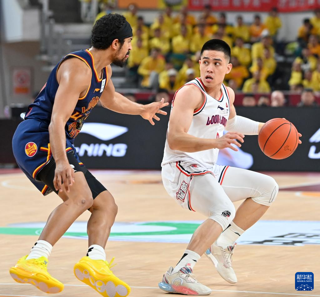 关于阿贾克斯训练开放日，赛前战术微调引欢呼，CBA常规赛在即，年轻球员得到机会的信息-问鼎棋牌