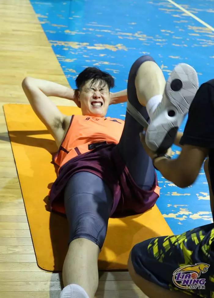 关于阿贾克斯训练开放日，赛前战术微调引欢呼，CBA常规赛在即，年轻球员得到机会的信息