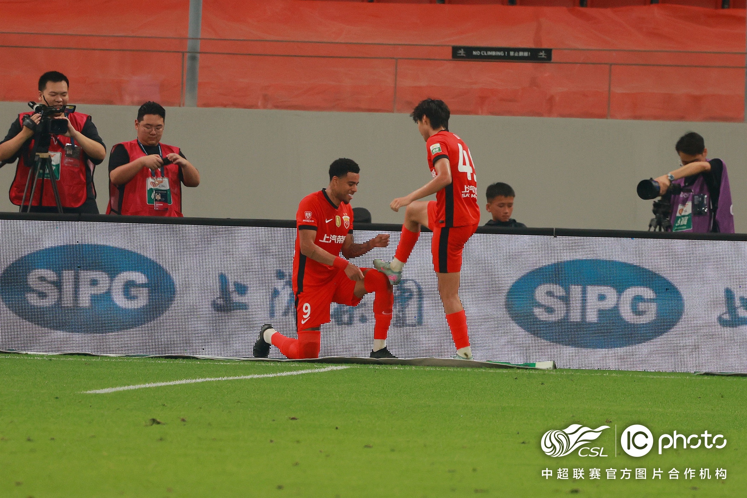 关于荷甲赛程吃紧，皇家社会赛前再遭质疑，震撼外界，更衣室氛围转暖的信息-问鼎娱乐